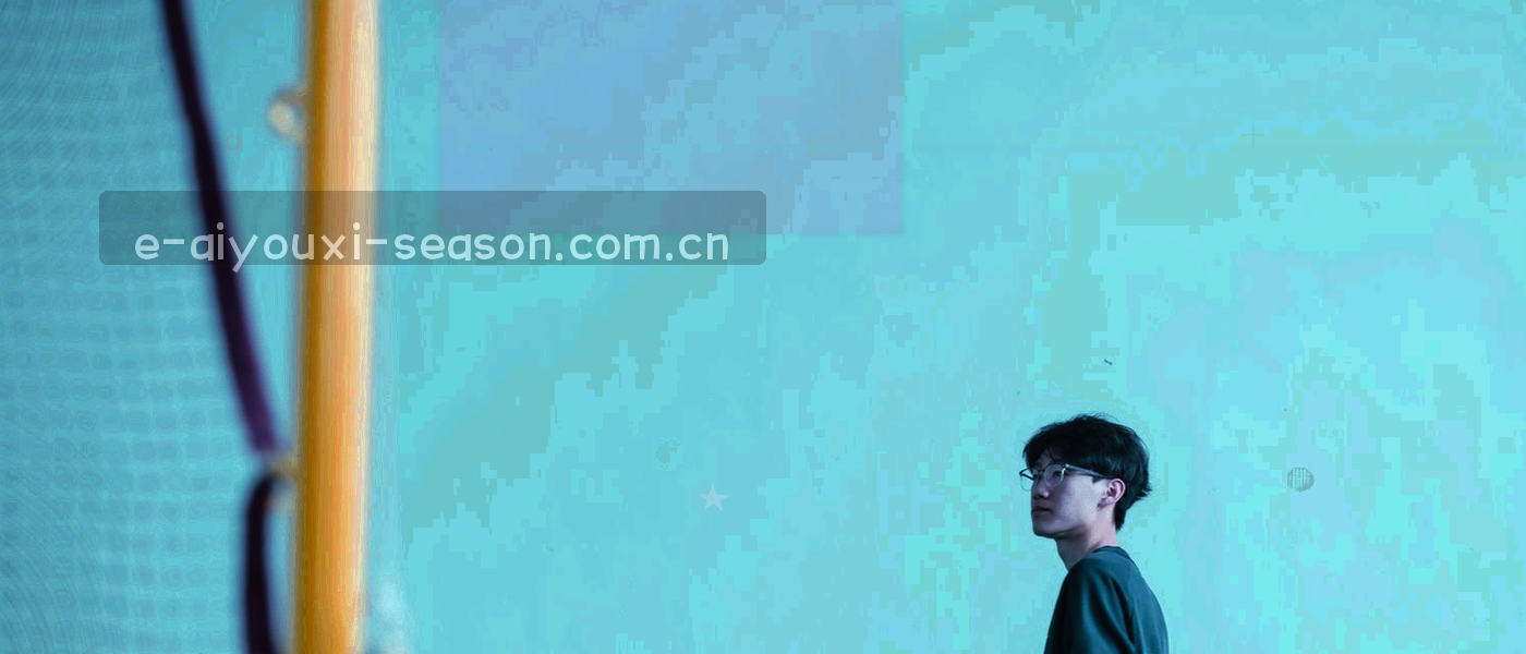 深夜直播间里字幕操作台与信号灯的暗色画面，横向光带穿过画面